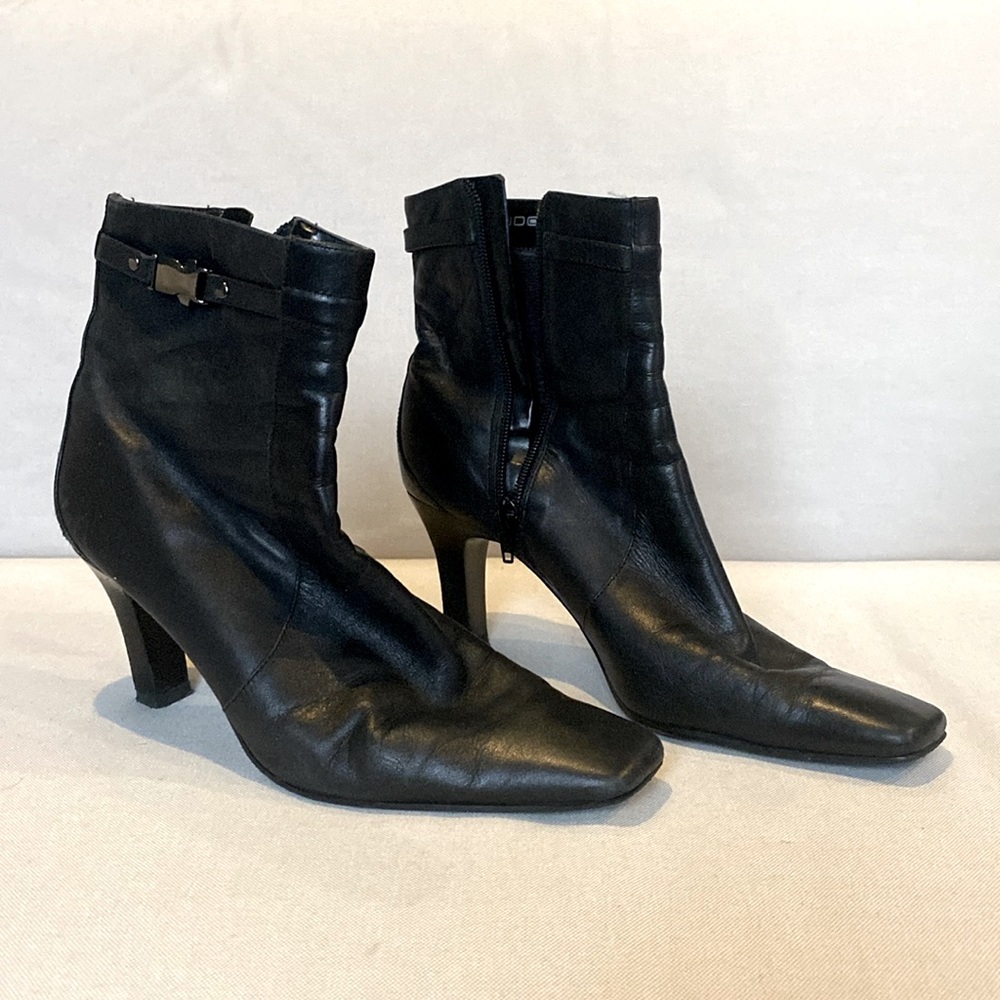 Bandolino Taboo black ankle Zip Closure Leather boots square toe Size: 7.5